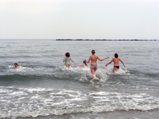 Temerarii au făcut baie în mare, în staţiunea Mamaia - VIDEO!
